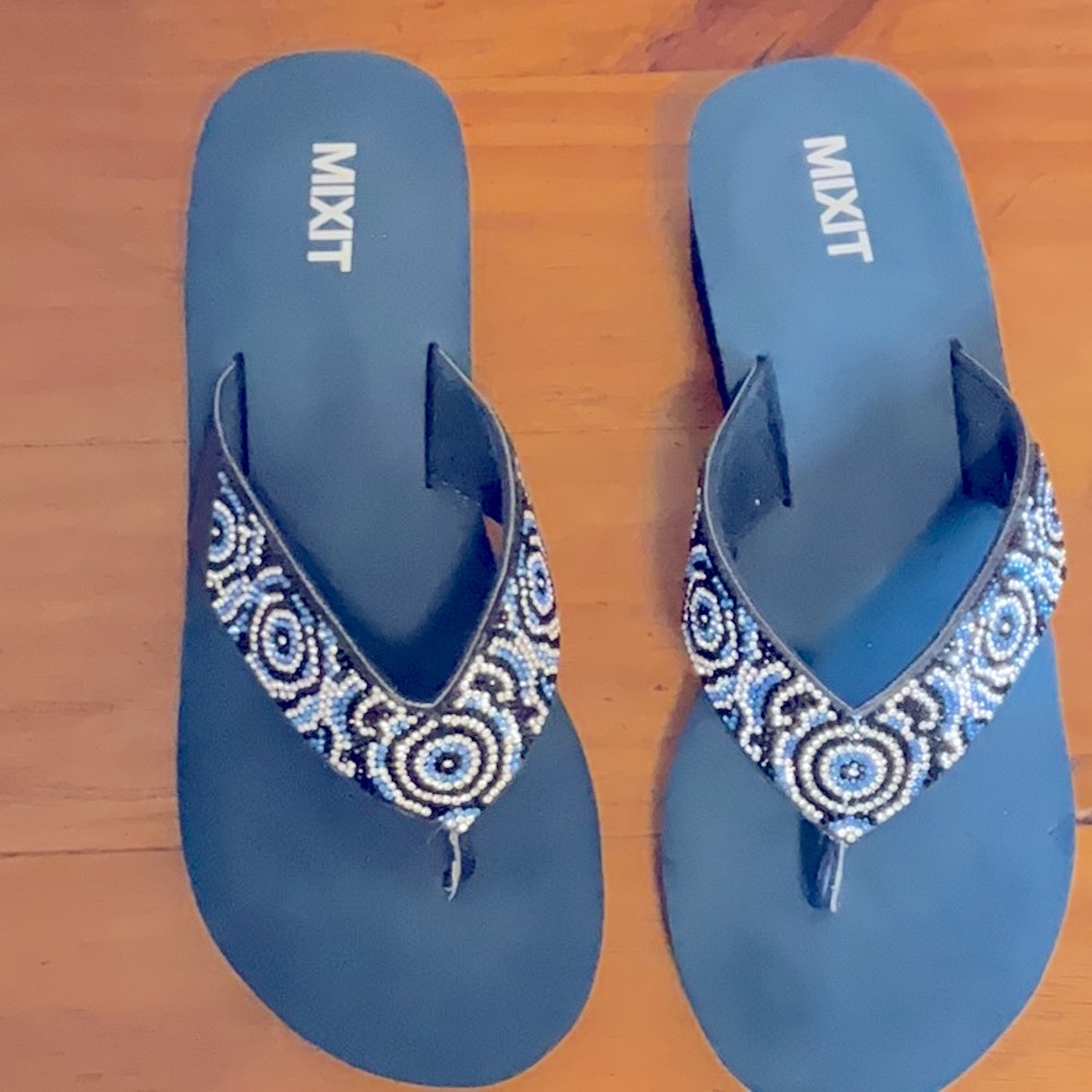 Mix it New gorgeous crystal covered straps Sandals. size 9. Super comfortable,